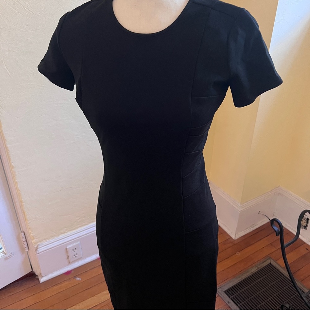 ANN TAYLOR Dress black dress. Jewel neckline, short sleeve Size 0
